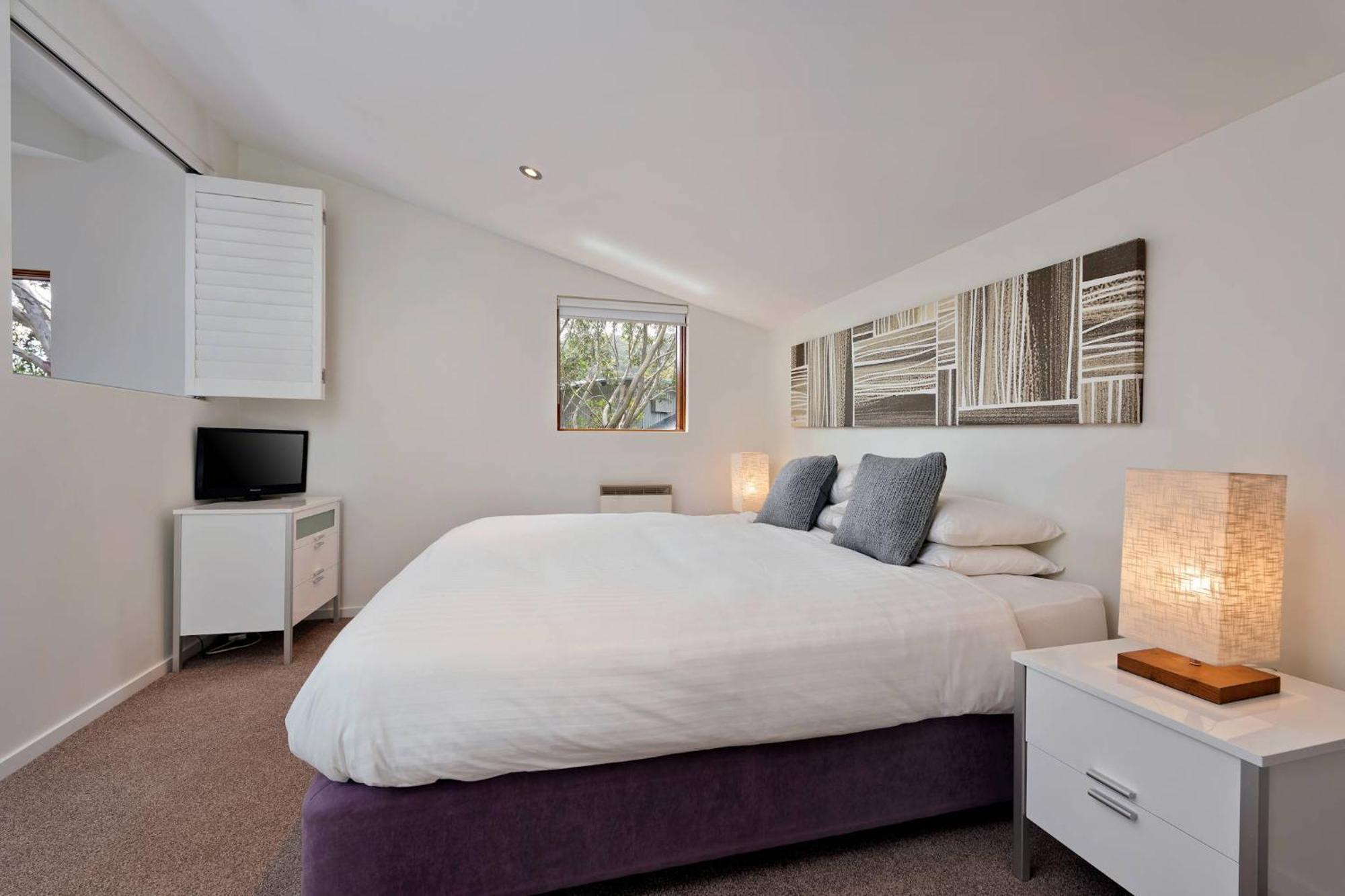 Snow Stream 2 Bedroom And Loft With Gas Fire Balcony And Garage Parking Thredbo Bagian luar foto