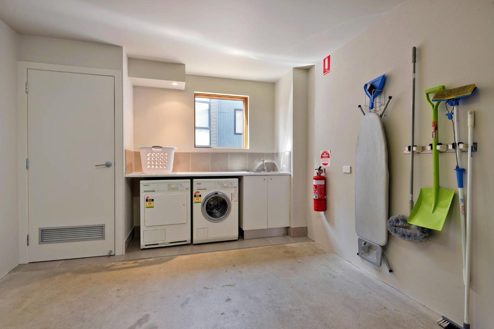 Snow Stream 2 Bedroom And Loft With Gas Fire Balcony And Garage Parking Thredbo Bagian luar foto