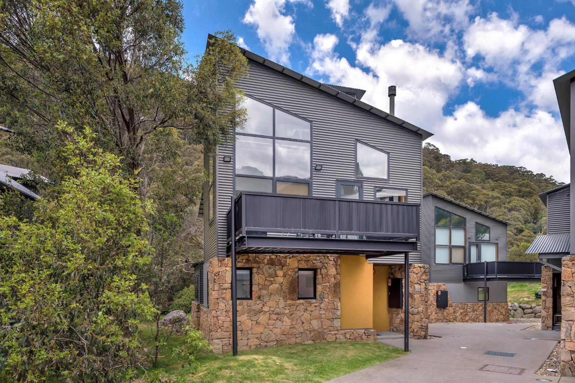 Snow Stream 2 Bedroom And Loft With Gas Fire Balcony And Garage Parking Thredbo Bagian luar foto