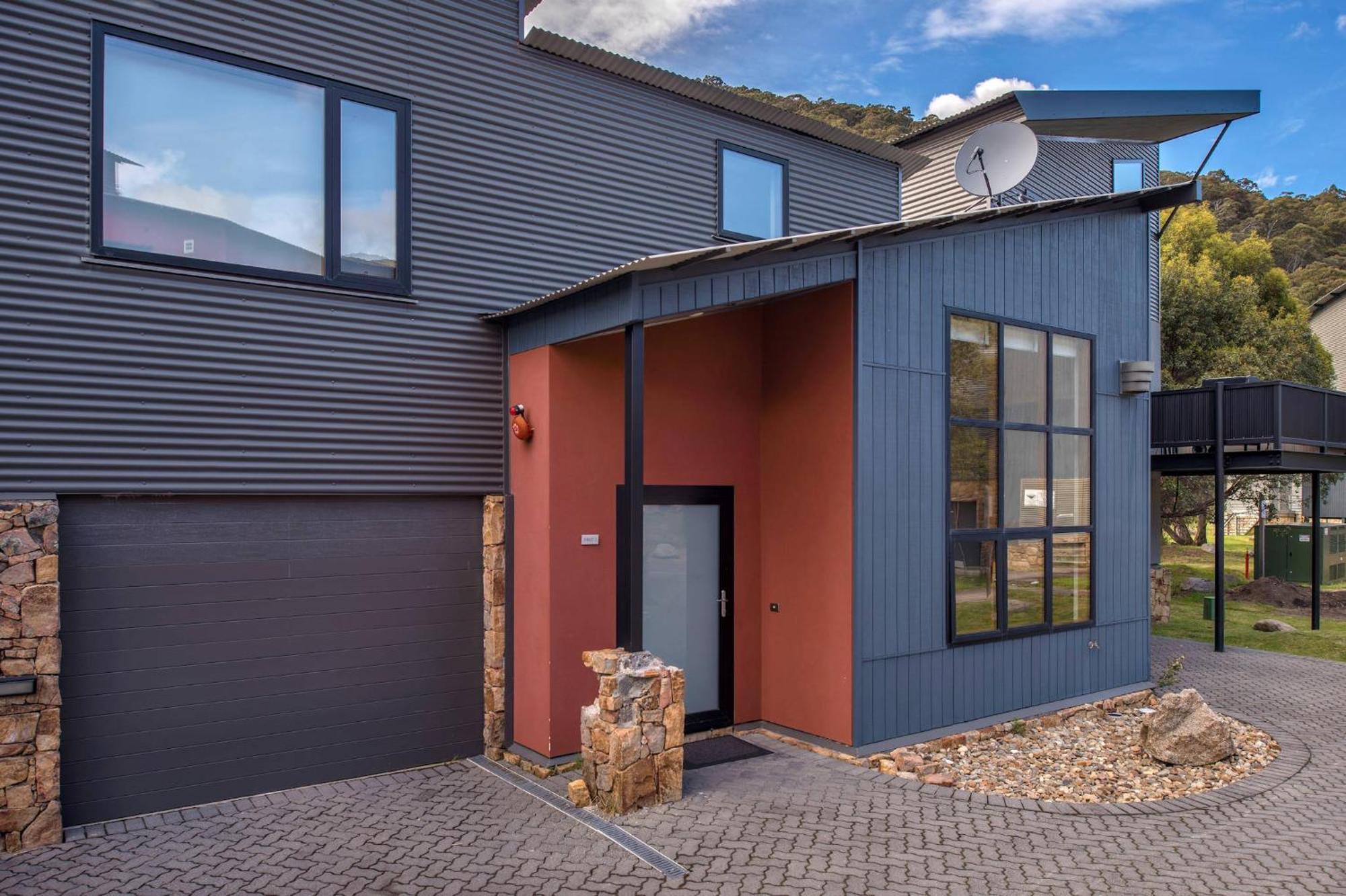 Snow Stream 2 Bedroom And Loft With Gas Fire Balcony And Garage Parking Thredbo Bagian luar foto