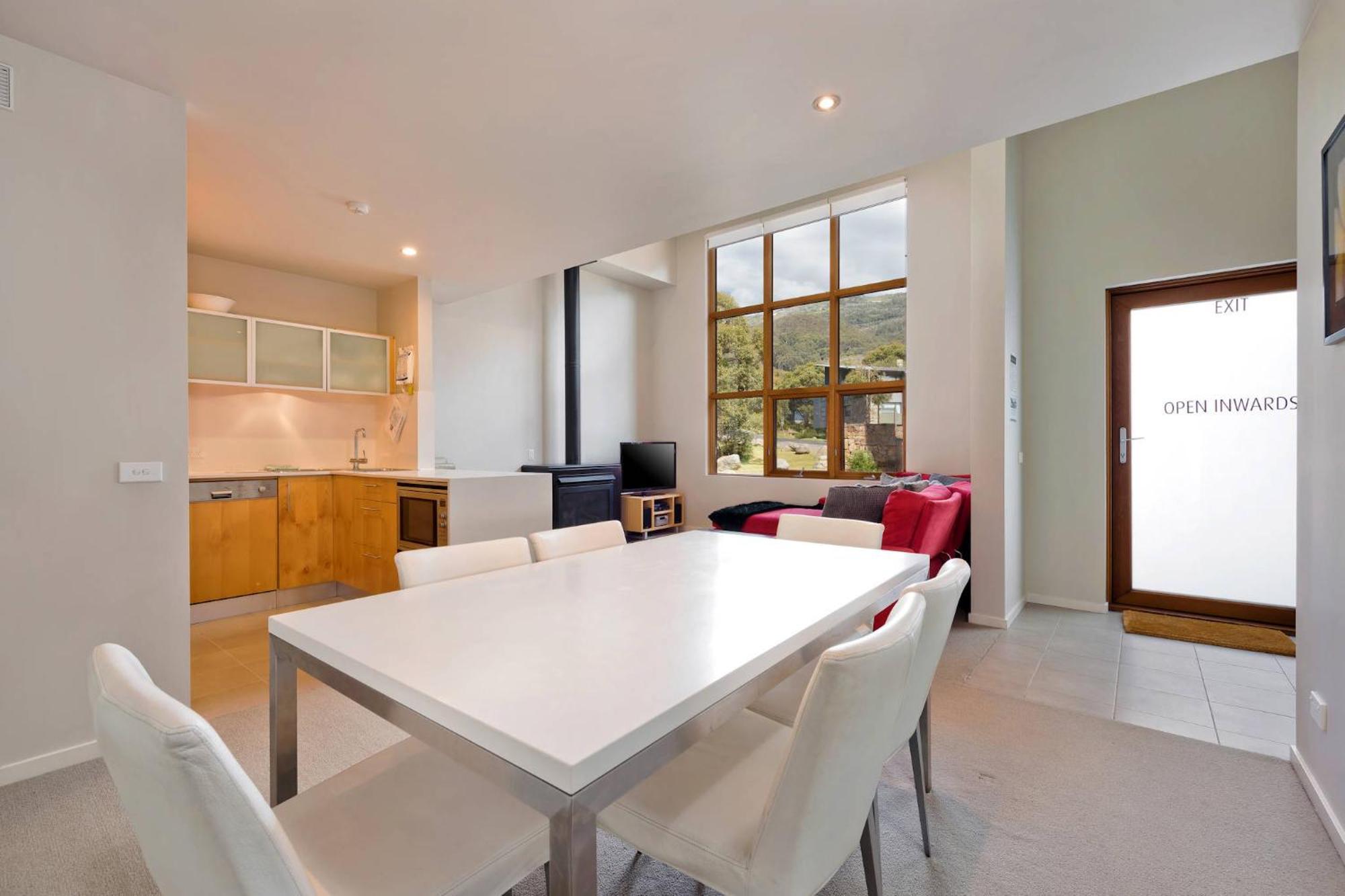 Snow Stream 2 Bedroom And Loft With Gas Fire Balcony And Garage Parking Thredbo Bagian luar foto